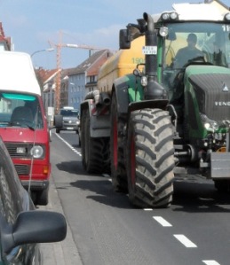 Ein besonders großer Traktor mit Anhänger befährt einen Teil des Schutzstreifens.